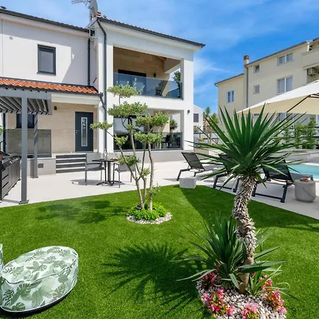 Vakantiehuis Stunning In With Wifi Štinjan