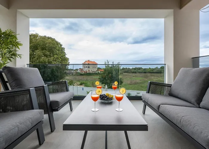 Vakantiehuis Stunning In With Wifi Štinjan