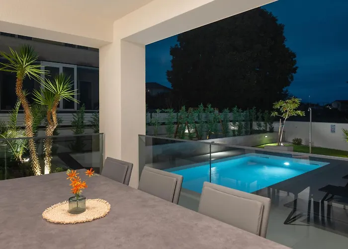 Vakantiehuis Stunning In With Wifi Štinjan